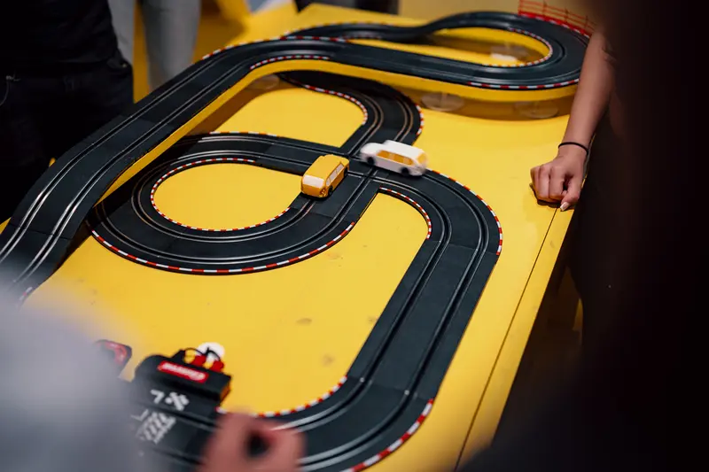 Das Bild zeigt eine Modellautobahn.