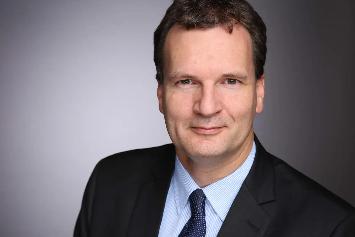 Portrait von Prof. Dr. Dirk Uwe Sauer