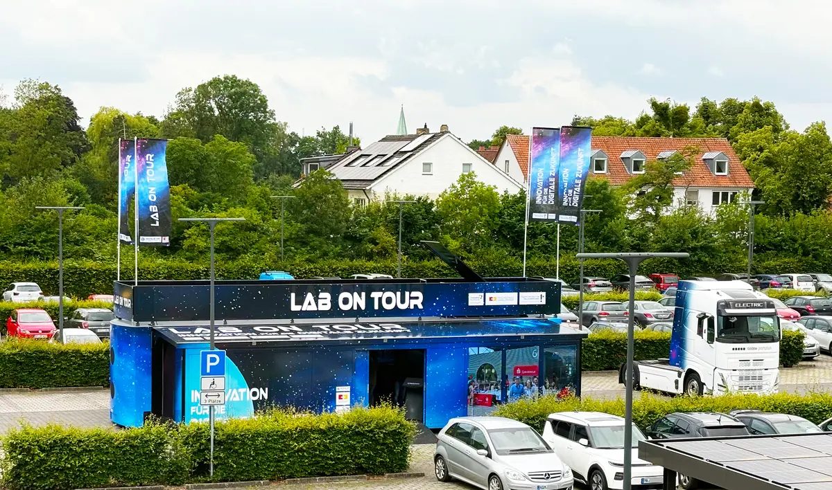 Der Lab on Tour Truck. Ein blauer großer LKW.