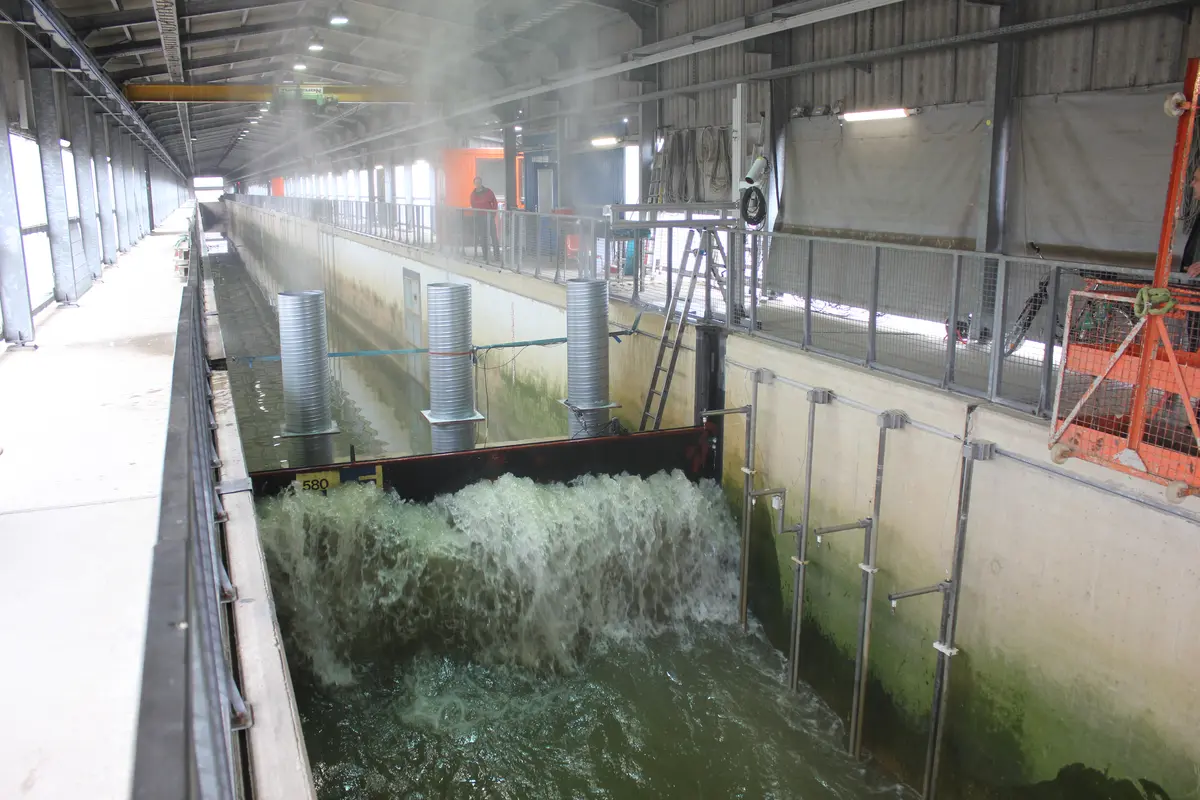 Ein Kanal mit einer großen Welle und einer heruntergelassenen Wand.